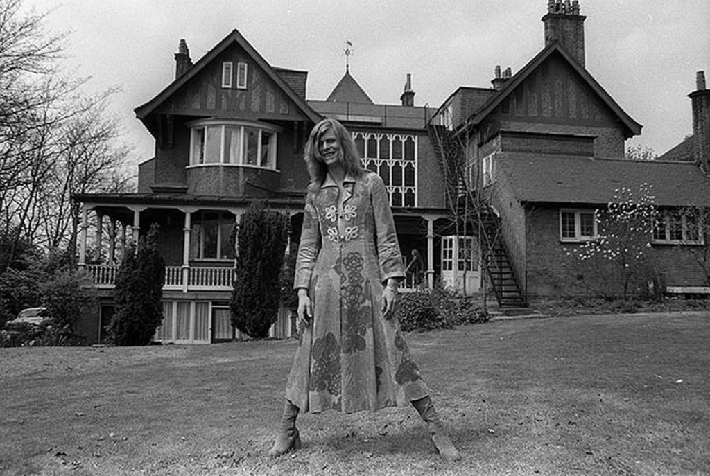 1971, David Bowie outside Haddon Hall, a Victorian Gothic mansion in Beckenham, Kent. Источник: mirror.co.uk