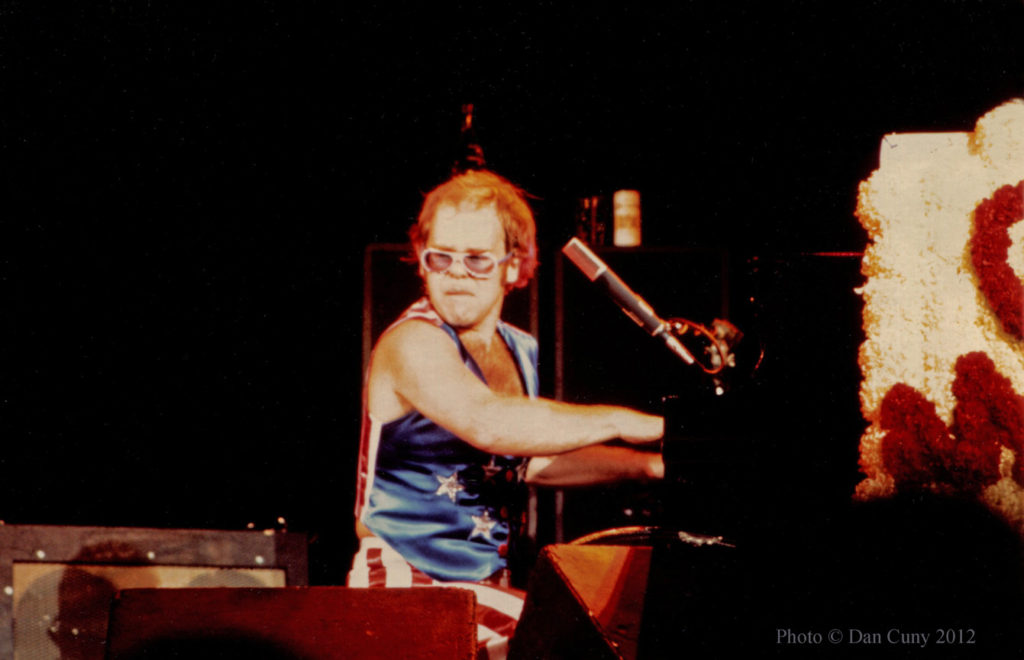 Elton John Oakland Coliseum Arena, Oakland September 9, 1973. Источник - britrockbythebay.blogspot.ru