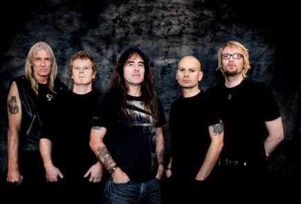 Басист Iron Maiden Steve Harris объясняет, почему для его сольного проекта British Lion так важен выпуск живого альбома.