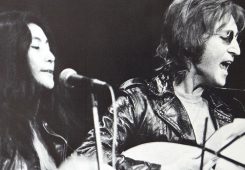 Yoko Ono and John Lennon performing in December 1971, Source: wikimedia.org