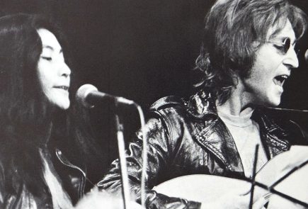 Yoko Ono and John Lennon performing in December 1971, Source: wikimedia.org